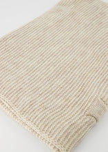 Afbeelding in Gallery-weergave laden, Beige Lichtgoude Omslagdoek, poncho is gebreid en kun je heerlijk over je schouders heen slaan en kan ook vastgemaakt worden door een punt door een lus te trekken. De Poncho is het gehele jaar door te dragen. Omslagdoek is verkrijgbaar in verschillende kleuren.