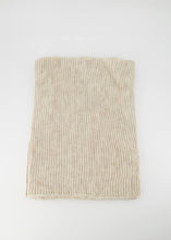 Afbeelding in Gallery-weergave laden, Beige Lichtgoude Omslagdoek, poncho is gebreid en kun je heerlijk over je schouders heen slaan en kan ook vastgemaakt worden door een punt door een lus te trekken. De Poncho is het gehele jaar door te dragen. Omslagdoek is verkrijgbaar in verschillende kleuren.