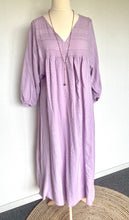 Afbeelding in Gallery-weergave laden, Lila Jurk Maxi Paillet is erg trendy en van 100% katoen wafelstof, zit heerlijk, heeft een V-hals, lange mouwen met elastiek en subtiele pailletten verwerkt als leuk detail. Jurk is verkrijgbaar in verschillende kleuren: Roze, Lila, Beige. De jurk is one size en is te dragen t/m maat 44