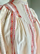 Load image into Gallery viewer, Oversized katoenen blouse, een heerlijk luchtige wijde blouse met lange mouwen, heeft op het voorpand en het achterpand een dubbel gestikt stuk in een punt, als leuk detail. Deze blouse heeft een mooi patroon in kleur met lurex draad. Deze blouse is verkrijgbaar in verschillende kleuren: Beige/Blue, Beige/Pink, Beige/Green.