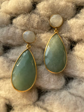 Load image into Gallery viewer, Groene Oorbellen Edelsteen R. Moonstoon Aventurine zijn prachtige gold plated oorbellen, type oorstekers, met Moonstone en Aventurine. Edelsteen Maansteen hoort bij de sterrenbeelden Kreeft, Schorpioen en Weegschaal. En edelsteen Aventurijn hoort bij de sterrenbeelden Stier, Tweelingen en Maagd. Afmeting van deze oorbellen is 4,5cm x 2cm.