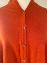 Afbeelding in Gallery-weergave laden, Poncho Cashmere heeft kleine knoopjes en een subtiele kraag. De poncho is op verschillende manieren te dragen, knoopjes aan de voorkant, maar de knoopjes kun je ook over een schouder laten vallen. Een poncho van een heerlijke zachte stof, een mooie cashmere. Rosemunde Poncho Cashmere is het gehele jaar door te dragen en is verkrijgbaar in verschillende kleuren: Paprika (brique), Dark Navy Melange (donkerblauw), Atmosphere Melange (zand).