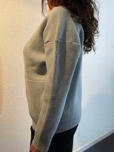 Afbeelding in Gallery-weergave laden, Lichtblauw vest van My Favourite Piece zijn van een heerlijk zachte stof, een mooie knitwear. Prachtige items van viscose, goed te combineren met een travel blouse, top en broek!