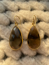 Load image into Gallery viewer, Bruine Oorbellen Edelsteen Smokey Quartz zijn prachtige gold plated oorbellen, type oorhangers, met Quartz. Edelsteen Quartz hoort bij de sterrenbeelden Stier en Steenbok. Afmeting van deze oorbellen is 4,5cm x 2cm.