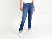 Load image into Gallery viewer, Spijkerbroek Donovan Chloe G004 Reform regular rise is een klassieke jeans, denim broek met een slanke snit, ontworpen om alle vormen en rondingen te verfraaien. Dit kledingstuk is gemaakt van ISKO ReformTM XP met maximale stretch en volgt je lichaam. Het unieke gepatenteerde concept maakt een perfect herstel mogelijk, waardoor de jeans zijn vorm behoudt.