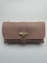 Afbeelding in Gallery-weergave laden, Lederen Schoudertas / Clutch Bee is het model 'wallet on chain', heeft een vak en een afneembare lange ketting. Tas kan zowel als schoudertas of crossbody gedragen worden en sluit met een gouden bijen- wespen gesp en een kleine drukknoop. Deze prachtige schoudertas /clutch is verkrijgbaar in verschillende kleuren: Oudroze, Bruin. Afmeting tas is 23cm x 12cm x 4cm