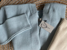 Load image into Gallery viewer, Lichtblauw Vest Santo van My Favourite Piece is van een heerlijk zachte stof, een mooie knitwear. Vest heeft een V-hals, lange mouwen, zakken en knopen om het vest te sluiten. Prachtig vest van viscose, goed te combineren met een travel blouse of top!