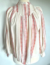 Load image into Gallery viewer, Oversized katoenen blouse, een heerlijk luchtige wijde blouse met lange mouwen, heeft op het voorpand en het achterpand een dubbel gestikt stuk in een punt, als leuk detail. Deze blouse heeft een mooi patroon in kleur met lurex draad. Deze blouse is verkrijgbaar in verschillende kleuren: Beige/Blue, Beige/Pink, Beige/Green.