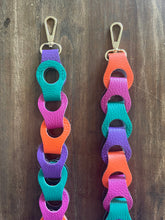 Afbeelding in Gallery-weergave laden, Lederen Bagstrap, schouderband voor aan een tas. De band is ca. 4cm breed en is niet verstelbaar. De schouderband is in verschillende kleuren verkrijgbaar: Multicolor Groen-Fuchsia-Oranje-Paars, Wit-Beige-Goud metallic, Zwart mat.