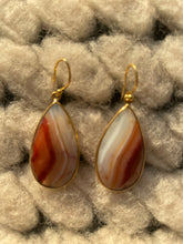 Load image into Gallery viewer, Rode Oorbellen Edelsteen Red Botswana Agate zijn prachtige gold plated oorbellen, type oorhangers, met Agaat. Edelsteen Agaat hoort bij de sterrenbeelden Schorpioen, Tweelingen en Vissen. Afmeting van deze oorbellen is 4,5cm x 2cm.