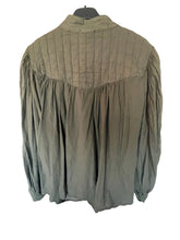 Load image into Gallery viewer, Groene Blouse, deze oversized blouse is een heerlijk luchtige wijde blouse met lange ballonmouwen en een mao kraag, heeft op het voorpand en het achterpand een dubbel gestikt stuk in een punt, als leuk detail. Blouse is verkrijgbaar in verschillende kleuren: Brique, Army Green, Beige.