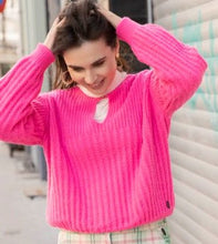 Afbeelding in Gallery-weergave laden, Roze Trui, Dame Blanche Trui Cato 996 Macu Pink is een modieuze trui met een knoopje als leuk detail bij de hals. De trui heeft 2 verschillende soorten breisteken. Deze prachtige trui is in verschillende kleuren verkrijgbaar: Pink, Pool.