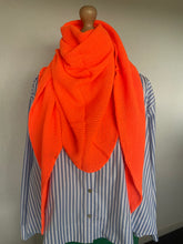 Load image into Gallery viewer, Sjaal Triangle Fluo Oranje is een kleine gebreide sjaal en kan ook in een punt gedragen worden. Deze sjaal is verkrijgbaar in verschillende kleuren: Blauw, Camel, Fluo groen, Fluo oranje, Roze. Met deze sjaal maak je jouw outfit af, sjaal is het gehele seizoen door te dragen.