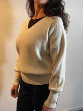 Afbeelding in Gallery-weergave laden, Offwhite Trui Samanta van My Favourite Piece zijn van een heerlijk zachte stof, een mooie knitwear. Prachtige items van viscose, goed te combineren met een travel blouse, top en broek!
