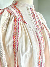 Load image into Gallery viewer, Oversized katoenen blouse, een heerlijk luchtige wijde blouse met lange mouwen, heeft op het voorpand en het achterpand een dubbel gestikt stuk in een punt, als leuk detail. Deze blouse heeft een mooi patroon in kleur met lurex draad. Deze blouse is verkrijgbaar in verschillende kleuren: Beige/Blue, Beige/Pink, Beige/Green.