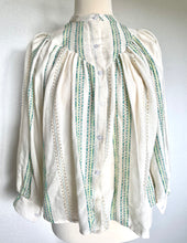 Load image into Gallery viewer, Oversized katoenen blouse, een heerlijk luchtige wijde blouse met lange mouwen, heeft op het voorpand en het achterpand een dubbel gestikt stuk in een punt, als leuk detail. Deze blouse heeft een mooi patroon in kleur met lurex draad. Deze blouse is verkrijgbaar in verschillende kleuren: Beige/Blue, Beige/Pink, Beige/Green.