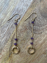 Afbeelding in Gallery-weergave laden, Paarse Oorbellen Edelsteen Amelie, type hangers met Edelsteen Amethyst. Dit zijn goldplated zilveren oorbellen.
