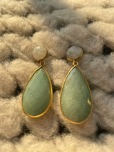 Load image into Gallery viewer, Groene Oorbellen Edelsteen R. Moonstoon Aventurine zijn prachtige gold plated oorbellen, type oorstekers, met Moonstone en Aventurine. Edelsteen Maansteen hoort bij de sterrenbeelden Kreeft, Schorpioen en Weegschaal. En edelsteen Aventurijn hoort bij de sterrenbeelden Stier, Tweelingen en Maagd. Afmeting van deze oorbellen is 4,5cm x 2cm.