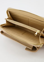 Afbeelding in Gallery-weergave laden, Taupe Lederen telefoontasje van leer met rits. Het telefoontasje heeft ook nog een voor vak die sluit doormiddel van een magneet. Lederen Telefoontas is verkrijgbaar in verschillende kleuren: Taupe, Ecru.