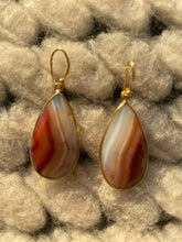Load image into Gallery viewer, Rode Oorbellen Edelsteen Red Botswana Agate zijn prachtige gold plated oorbellen, type oorhangers, met Agaat. Edelsteen Agaat hoort bij de sterrenbeelden Schorpioen, Tweelingen en Vissen. Afmeting van deze oorbellen is 4,5cm x 2cm.