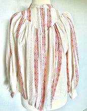 Load image into Gallery viewer, Oversized katoenen blouse, een heerlijk luchtige wijde blouse met lange mouwen, heeft op het voorpand en het achterpand een dubbel gestikt stuk in een punt, als leuk detail. Deze blouse heeft een mooi patroon in kleur met lurex draad. Deze blouse is verkrijgbaar in verschillende kleuren: Beige/Blue, Beige/Pink, Beige/Green.