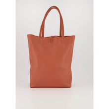 Afbeelding in Gallery-weergave laden, Terra Lederen schoudertas Mia is een soepel vallende shopper met knoopsluiting en heeft aan de binnenkant van de tas een extra tasje met ritssluiting. Deze schoudertas is verkrijgbaar in verschillende kleuren: Ecru, Terra, Kelly Green suède, Groen suède, Bruin suède, Cheetah suède. Afmeting tas is 40cm x 13cm x 35cm.