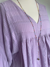 Afbeelding in Gallery-weergave laden, Lila Jurk Maxi Paillet is erg trendy en van 100% katoen wafelstof, zit heerlijk, heeft een V-hals, lange mouwen met elastiek en subtiele pailletten verwerkt als leuk detail. Jurk is verkrijgbaar in verschillende kleuren: Roze, Lila, Beige. De jurk is one size en is te dragen t/m maat 44