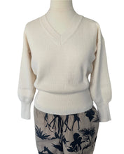 Afbeelding in Gallery-weergave laden, Offwhite Trui Samanta van My Favourite Piece is van een heerlijk zachte stof, een mooie knitwear. Trui heeft een V-hals, lange mouwen met een langere boord, voor een licht pofmouw effect. Ook aan de onderkant heeft deze trui een bredere boord. Prachtige trui van viscose!