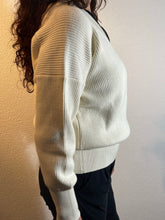 Afbeelding in Gallery-weergave laden, Offwhite Trui Samanta van My Favourite Piece zijn van een heerlijk zachte stof, een mooie knitwear. Prachtige items van viscose, goed te combineren met een travel blouse, top en broek!