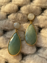 Load image into Gallery viewer, Groene Oorbellen Edelsteen R. Moonstoon Aventurine zijn prachtige gold plated oorbellen, type oorstekers, met Moonstone en Aventurine. Edelsteen Maansteen hoort bij de sterrenbeelden Kreeft, Schorpioen en Weegschaal. En edelsteen Aventurijn hoort bij de sterrenbeelden Stier, Tweelingen en Maagd. Afmeting van deze oorbellen is 4,5cm x 2cm.