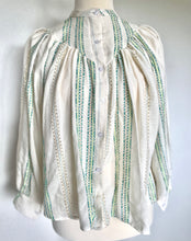 Load image into Gallery viewer, Oversized katoenen blouse, een heerlijk luchtige wijde blouse met lange mouwen, heeft op het voorpand en het achterpand een dubbel gestikt stuk in een punt, als leuk detail. Deze blouse heeft een mooi patroon in kleur met lurex draad. Deze blouse is verkrijgbaar in verschillende kleuren: Beige/Blue, Beige/Pink, Beige/Green.