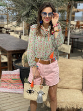 Load image into Gallery viewer, Groene Blouse van Place du Soleil, Floral Affair Mix Blouse is een wijder model blouse met lange mouwen en flosjes. Blouse heeft een ronde hals met oranje biesjes, knoopjes en flosjes. Blouse heeft een mooi bloemenmotief en ruches op de schouders.