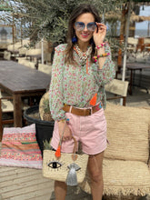 Load image into Gallery viewer, Groene Blouse van Place du Soleil, Floral Affair Mix Blouse is een wijder model blouse met lange mouwen en flosjes. Blouse heeft een ronde hals met oranje biesjes, knoopjes en flosjes. Blouse heeft een mooi bloemenmotief en ruches op de schouders.