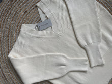 Afbeelding in Gallery-weergave laden, Offwhite Trui Samanta van My Favourite Piece is van een heerlijk zachte stof, een mooie knitwear. Trui heeft een V-hals, lange mouwen met een langere boord, voor een licht pofmouw effect. Ook aan de onderkant heeft deze trui een bredere boord. Prachtige trui van viscose!