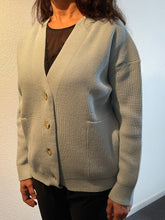 Afbeelding in Gallery-weergave laden, Lichtblauw vest van My Favourite Piece zijn van een heerlijk zachte stof, een mooie knitwear. Prachtige items van viscose, goed te combineren met een travel blouse, top en broek!