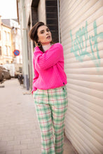 Afbeelding in Gallery-weergave laden, Dame Blanche Trui Cato 996 Macu Pink is een modieuze trui met een knoopje als leuk detail bij de hals. De trui heeft 2 verschillende soorten breisteken. Deze prachtige trui is in verschillende kleuren verkrijgbaar: Pink, Pool.