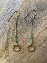 Afbeelding in Gallery-weergave laden, Groene Oorbellen Edelsteen Amelie, type hangers met Edelsteen Green Onyx. Dit zijn goldplated zilveren oorbellen.