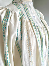 Load image into Gallery viewer, Oversized katoenen blouse, een heerlijk luchtige wijde blouse met lange mouwen, heeft op het voorpand en het achterpand een dubbel gestikt stuk in een punt, als leuk detail. Deze blouse heeft een mooi patroon in kleur met lurex draad. Deze blouse is verkrijgbaar in verschillende kleuren: Beige/Blue, Beige/Pink, Beige/Green.