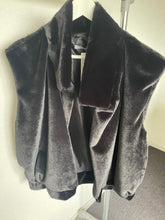 Load image into Gallery viewer, Zachte bodywarmer Faux Fur. De bodywarmer is super zacht, heeft een kraag, twee steekzakken, valt open en is van binnen gevoerd. De bodywarmer is verkrijgbaar in verschillende kleuren: Paars, Appeltjesgroen, Zwart. Deze bodywarmer is een ware eye catcher! Kleur : Paars Maat : One size, draagbaar voor maat S, M, L