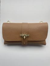 Afbeelding in Gallery-weergave laden, Lederen Schoudertas / Clutch Bee is het model 'wallet on chain', heeft een vak en een afneembare lange ketting. Tas kan zowel als schoudertas of crossbody gedragen worden en sluit met een gouden bijen- wespen gesp en een kleine drukknoop. Deze prachtige schoudertas /clutch is verkrijgbaar in verschillende kleuren: Oudroze, Bruin. Afmeting tas is 23cm x 12cm x 4cm.