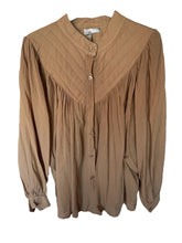 Load image into Gallery viewer, Deze oversized blouse is een heerlijk luchtige wijde blouse met lange mouwen, heeft op het voorpand en het achterpand een dubbel gestikt stuk in een punt, als leuk detail. Blouse is verkrijgbaar in verschillende kleuren: Brique, Army Green, Beige. Deze blousetops zijn mooi te combineren met een spijkerbroek/rok of een flared broek van Corel.