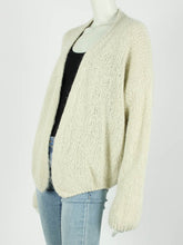 Afbeelding in Gallery-weergave laden, Beige Vest Suze is een royaal vallend grof gebreid vest met stoer uiterlijk en heeft franjes op het achterpand. Vest Suze is verkrijgbaar in verschillende kleuren: Emerald, Licht Beige, Zwart, one size en draagbaar t/m maat 42.