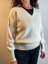 Afbeelding in Gallery-weergave laden, Offwhite Trui Samanta van My Favourite Piece zijn van een heerlijk zachte stof, een mooie knitwear. Prachtige items van viscose, goed te combineren met een travel blouse, top en broek!