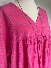 Afbeelding in Gallery-weergave laden, Jurk Maxi Paillet Roze is erg trendy en van 100% katoen wafelstof, zit heerlijk, heeft een V-hals, lange mouwen met elastiek en subtiele pailletten verwerkt als leuk detail. Jurk is verkrijgbaar in verschillende kleuren: Roze, Lila, Beige. De jurk is one size en is te dragen t/m maat 44.