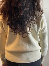 Afbeelding in Gallery-weergave laden, Offwhite Trui Samanta van My Favourite Piece zijn van een heerlijk zachte stof, een mooie knitwear. Prachtige items van viscose, goed te combineren met een travel blouse, top en broek!