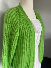 Afbeelding in Gallery-weergave laden, Fluo Groen Vest Luxe is een grof gebreid kort vest van Beauregard, GGL.3155 in de kleur koraal. Vest Luxe is verkrijgbaar in one size, draagbaar als maat S/M/L en is verkrijgbaar in verschillende kleuren: Ecru, Koraal, Lichtblauw, Koningsblauw, Fluo Groen, Fluo Roze.