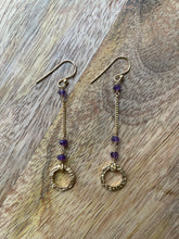 Afbeelding in Gallery-weergave laden, Paarse Oorbellen Amelie, type hangers met Edelsteen Amethyst. Dit zijn goldplated zilveren oorbellen.