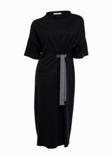 Load image into Gallery viewer, Zwarte Jurk, Dame Blanche Jurk Fem 983 Milan Black is een jurk met een opstaande kraag en heeft half lange mouwen. Jurk valt over de knie en heeft als leuk detail twee stansringen met een speels dessin ceintuur. Zeer zachte stof, draagt erg comfortabel!