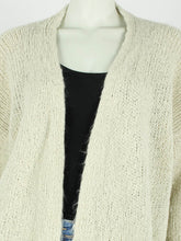 Afbeelding in Gallery-weergave laden, Beige Vest Suze is een royaal vallend grof gebreid vest met stoer uiterlijk en heeft franjes op het achterpand. Vest Suze is verkrijgbaar in verschillende kleuren: Emerald, Licht Beige, Zwart, one size en draagbaar t/m maat 42.