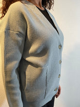 Load image into Gallery viewer, Lichtblauw vest van My Favourite Piece zijn van een heerlijk zachte stof, een mooie knitwear. Prachtige items van viscose, goed te combineren met een travel blouse, top en broek!